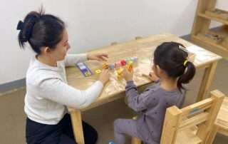 Therapist from OrbRom Center supporting a student with developmental needs inside a mainstream classroom environment